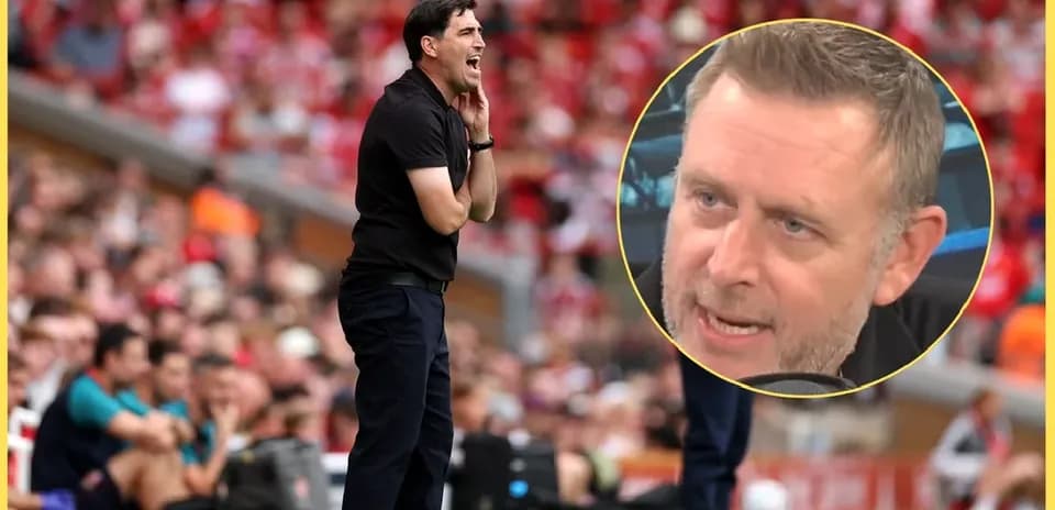 Entrenador dirigiendo a su equipo en el partido