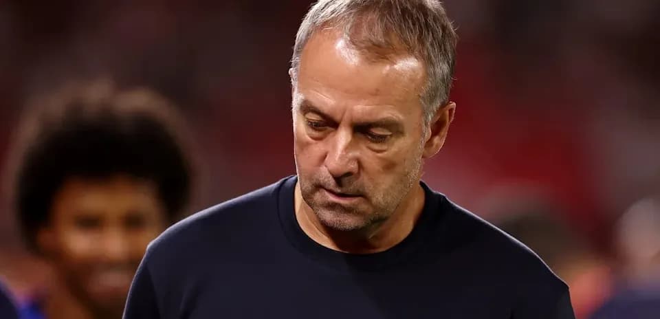 Entrenador caminando por el campo tras el partido