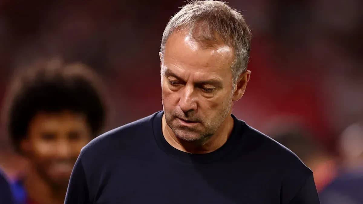 Entrenador caminando por el campo tras el partido