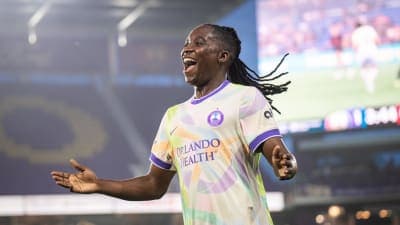 Jugadora celebrando en el campo durante partido
