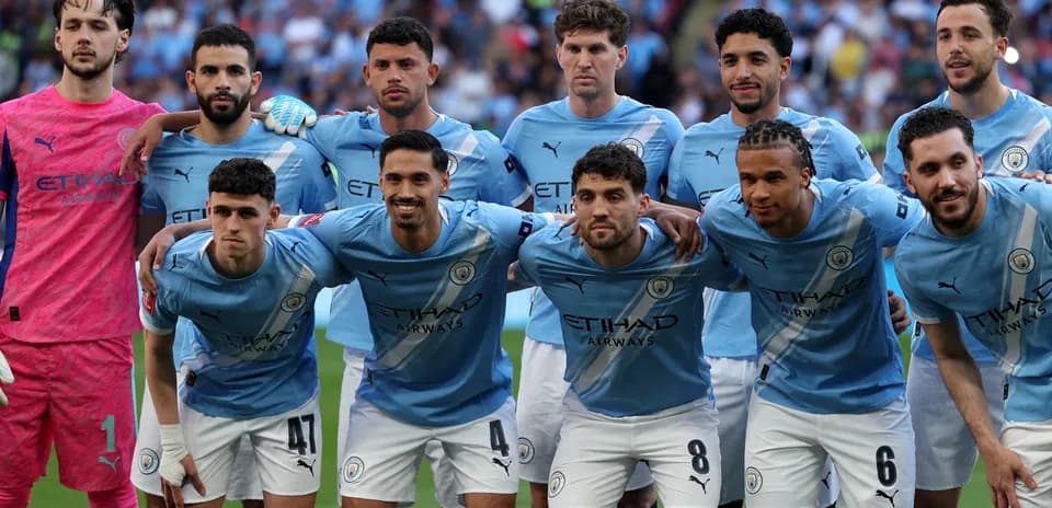 Jugadores de Manchester City posando para foto de equipo