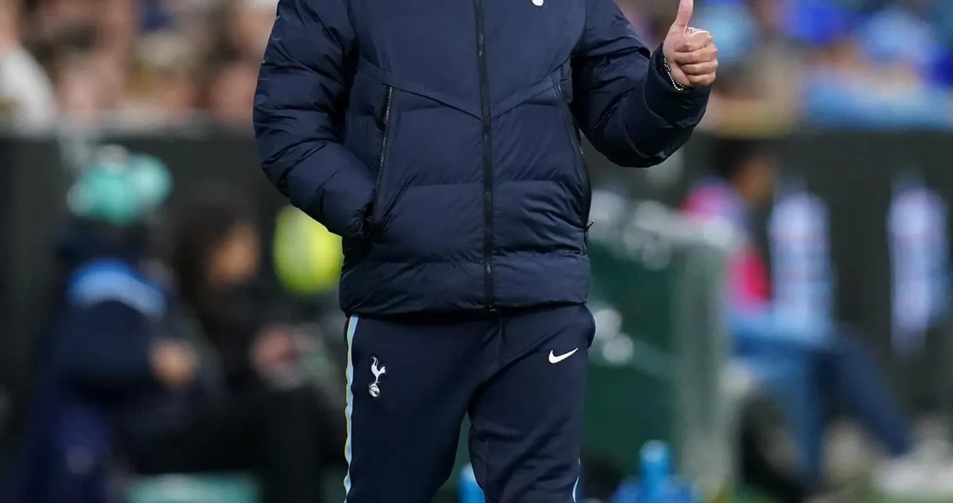 Entrenador de Tottenham dando instrucciones durante el partido