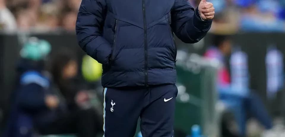 Entrenador de Tottenham dando instrucciones durante el partido