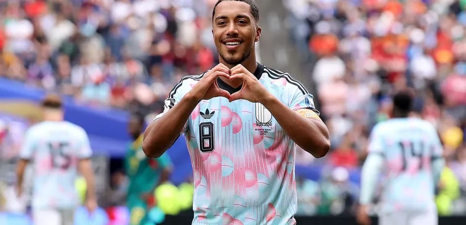 Jugador mostrando un corazón en celebración de gol