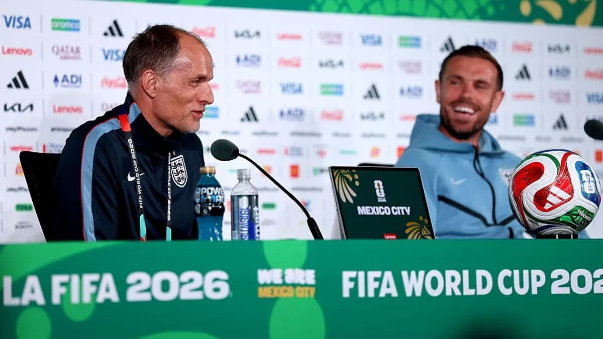 Entrenador y jugador en conferencia de prensa