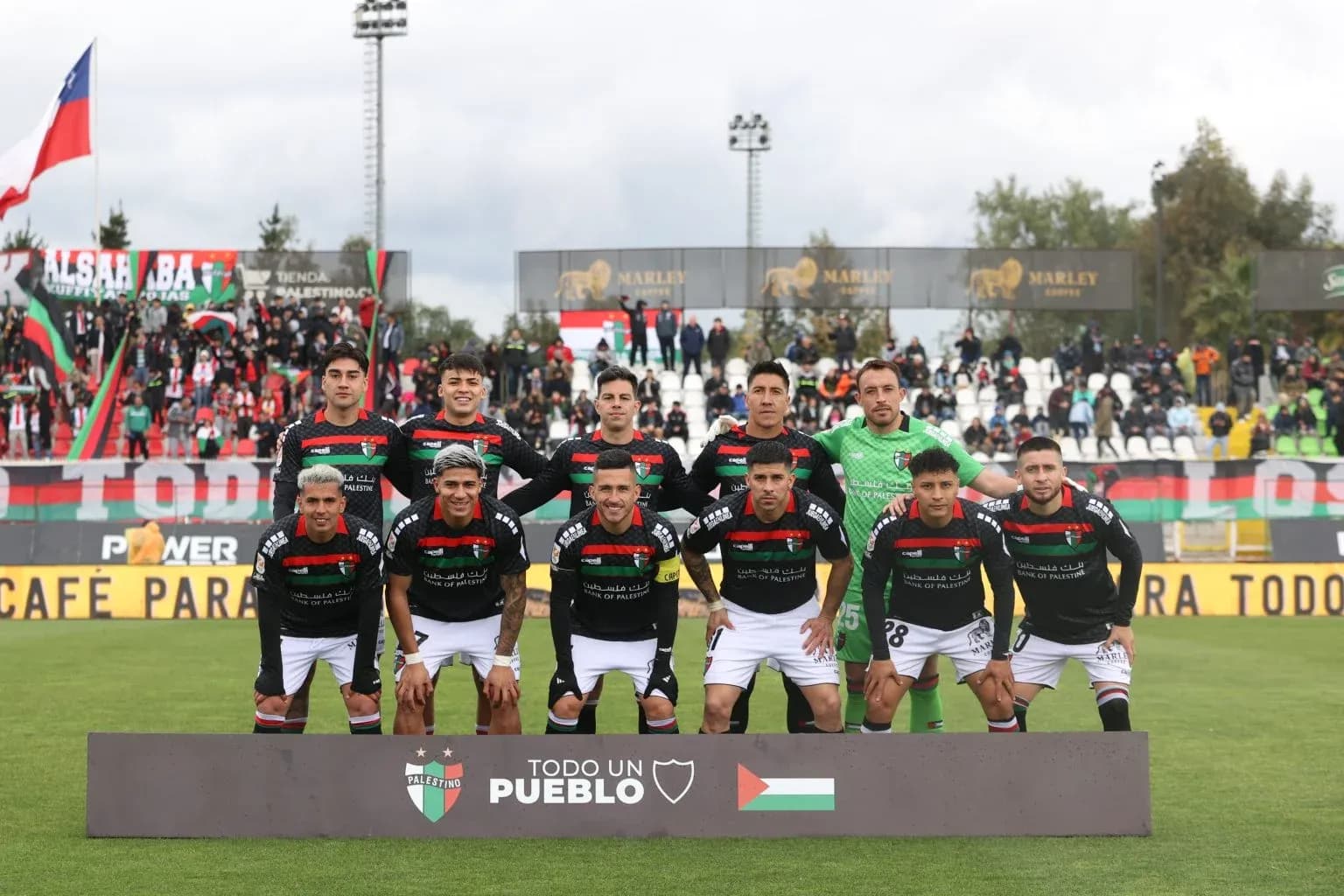Jugadores de Palestino posando para la foto