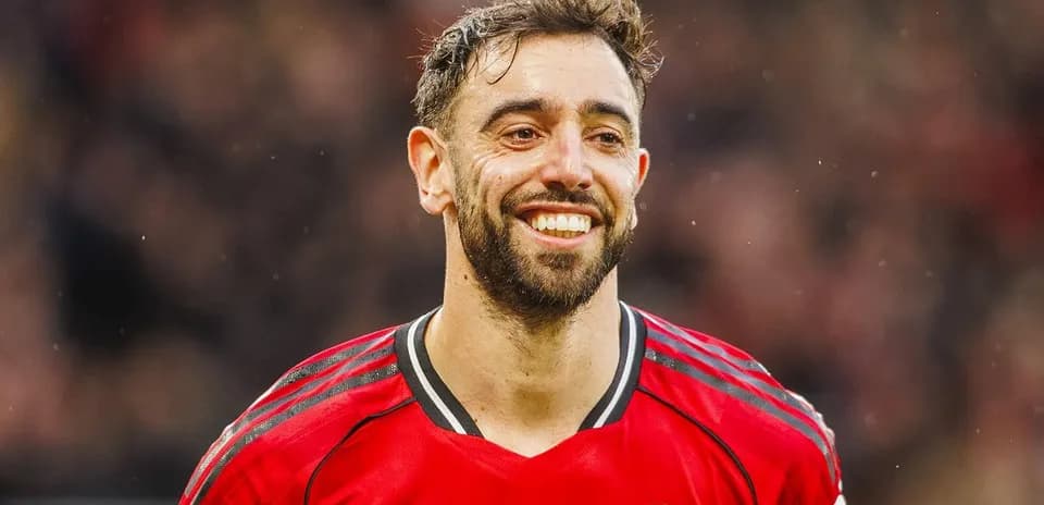 Jugador sonriente con camiseta del Manchester United