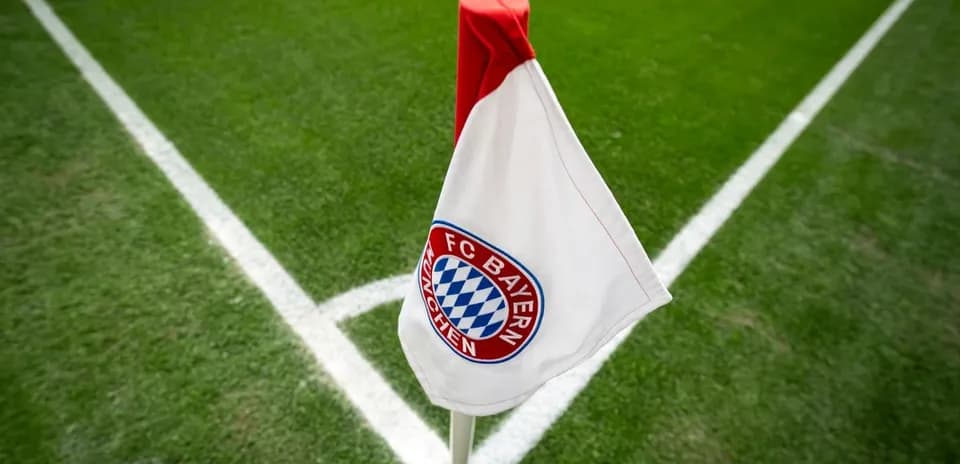 Esquina de campo con bandera de FC Bayern Múnich