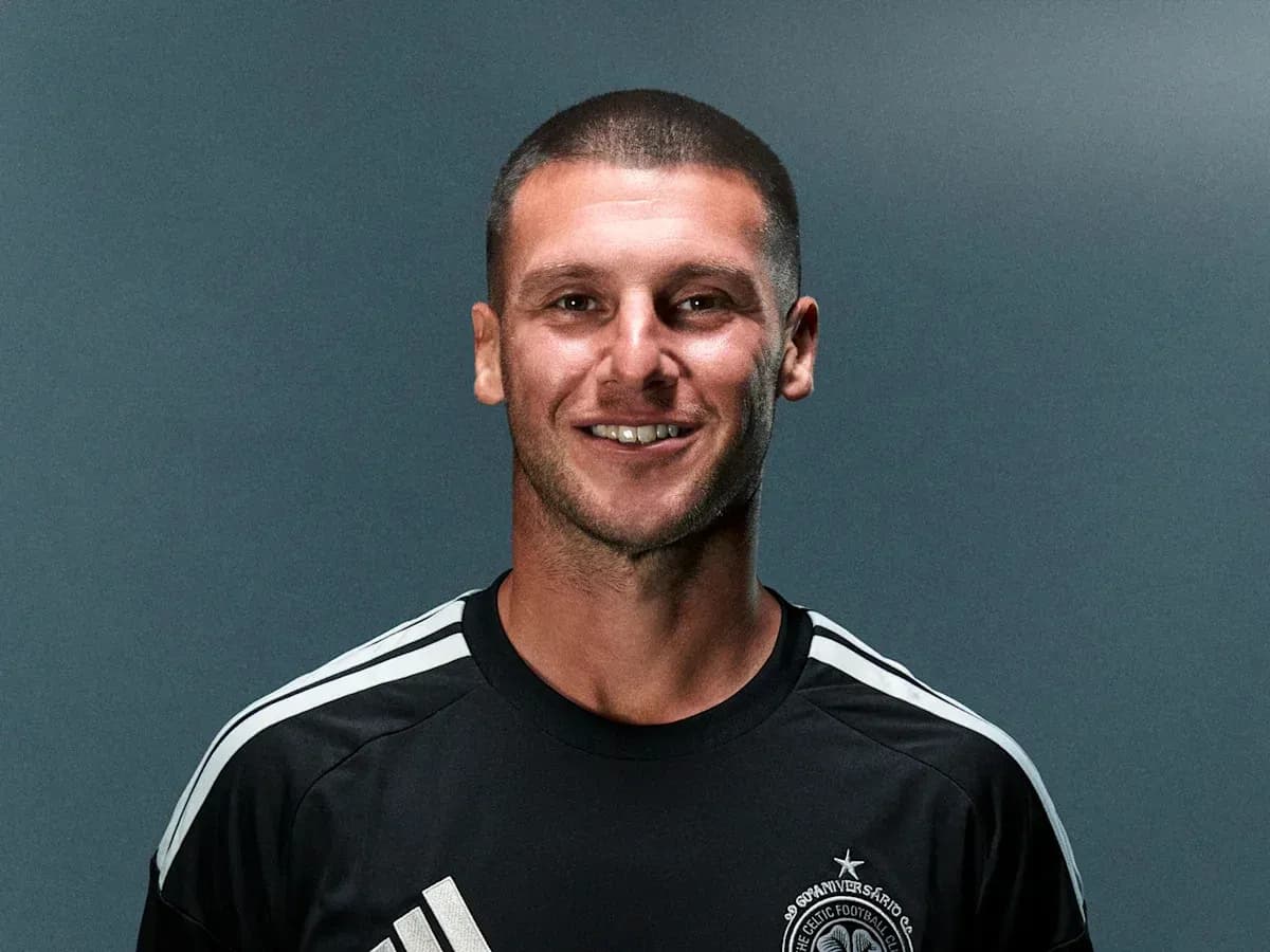 Jugador sonriendo en uniforme de entrenamiento negro