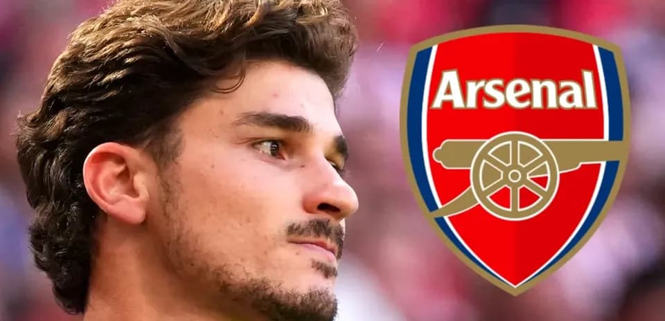 Jugador de Arsenal en primer plano con escudo