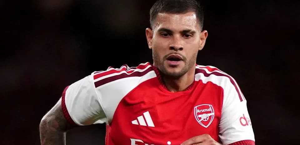 Jugador del Arsenal corriendo durante un partido