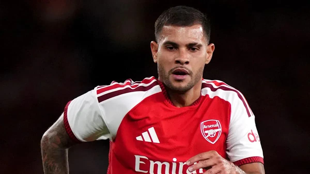 Jugador del Arsenal corriendo durante un partido