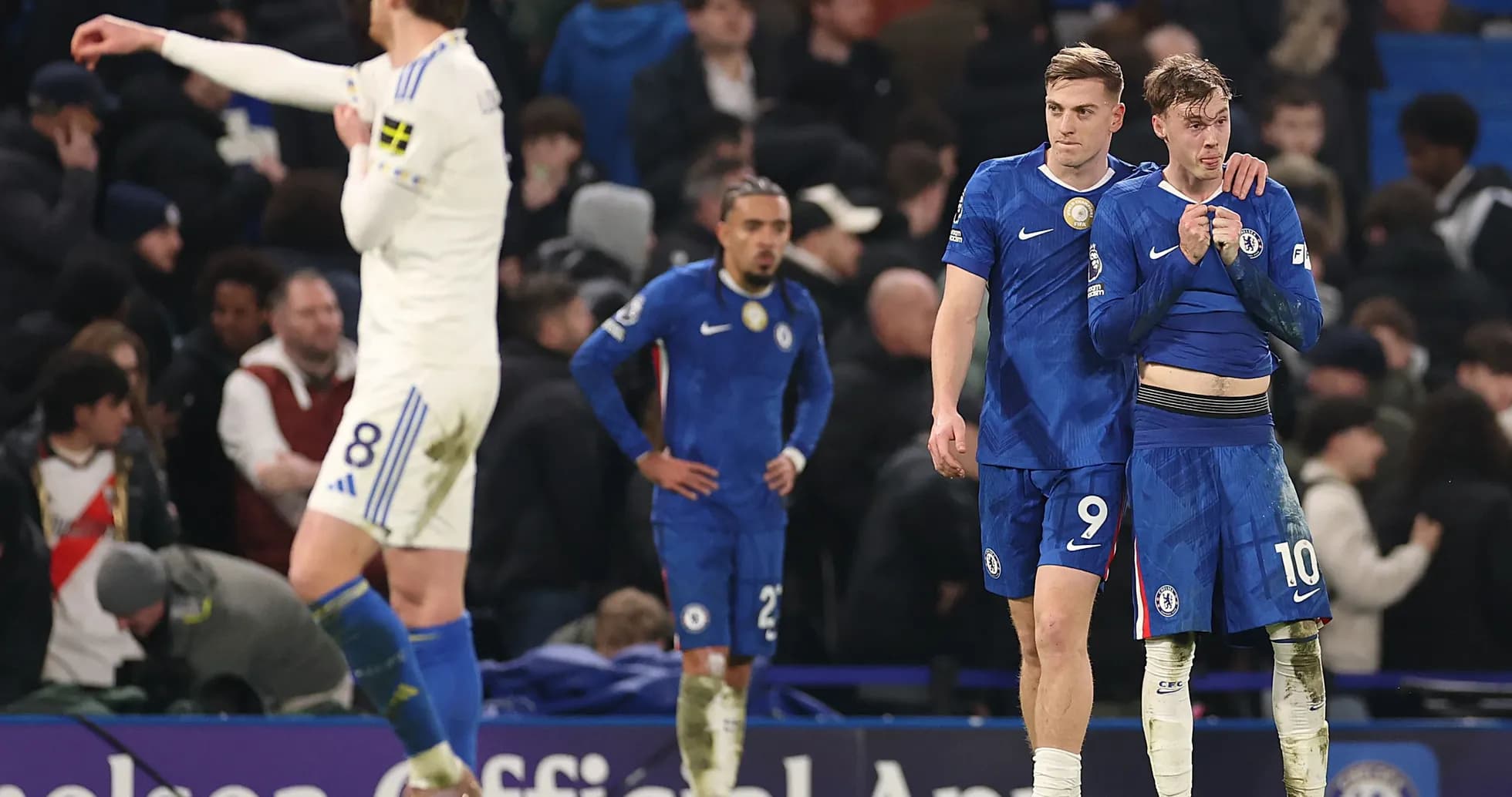 Jugadores de Chelsea consolándose tras la derrota