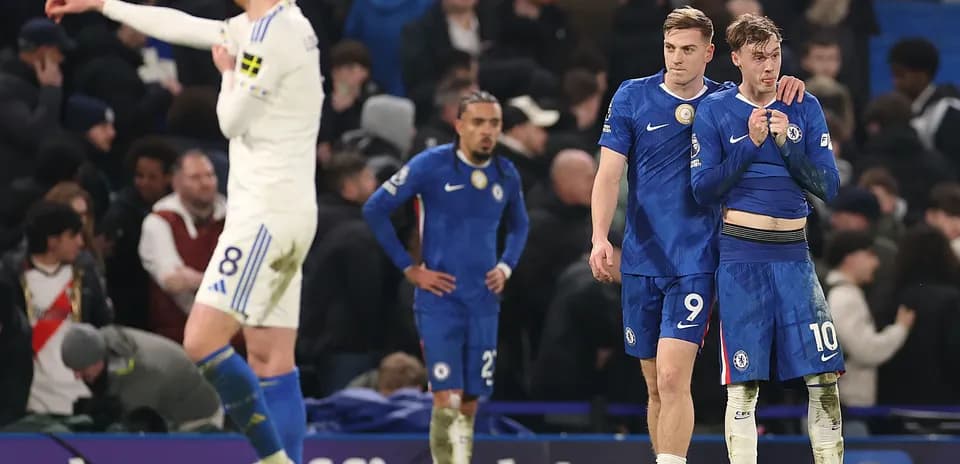 Jugadores de Chelsea consolándose tras la derrota