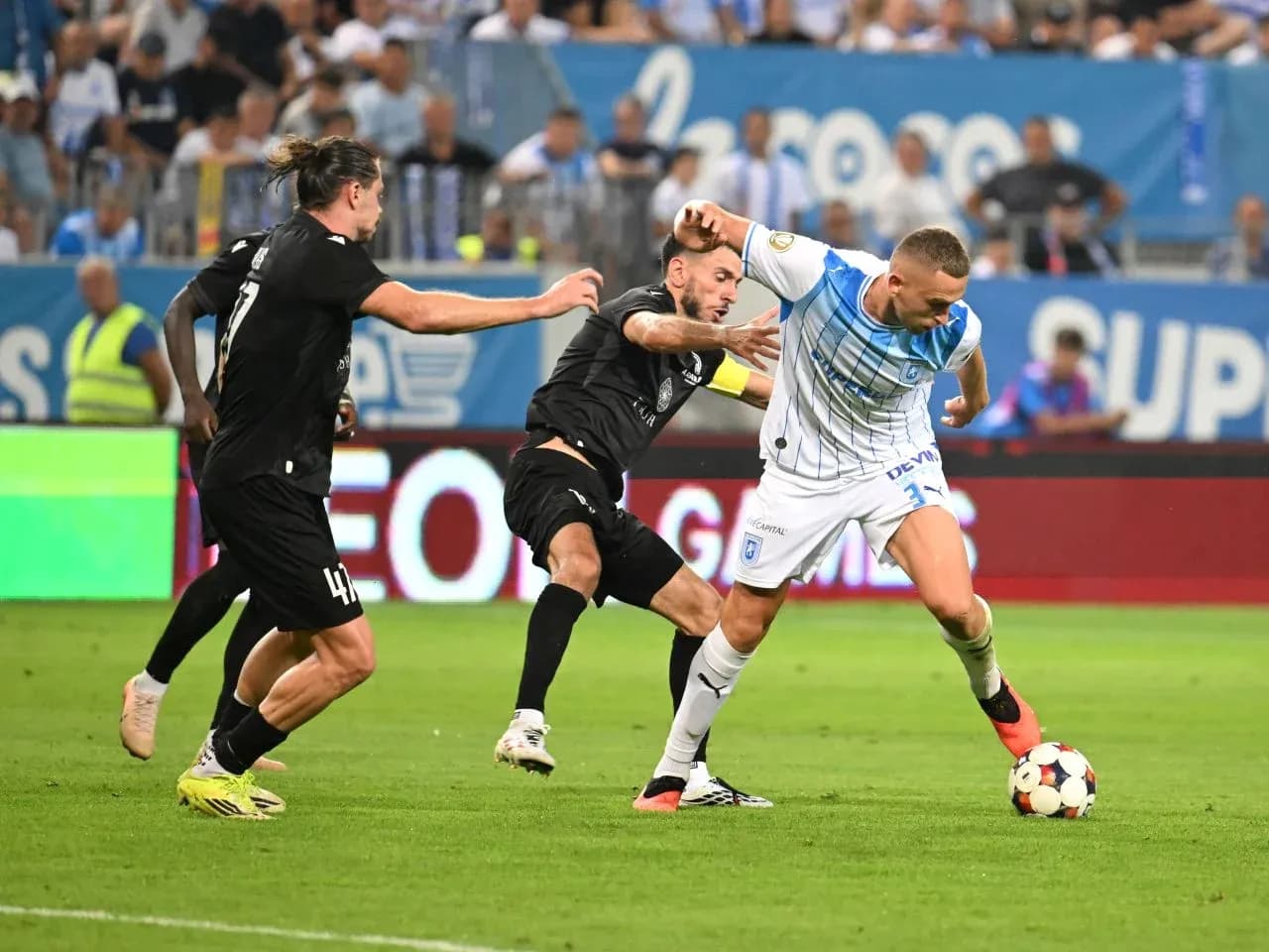 Jugadores de Ararat-Armenia y Craiova en acción