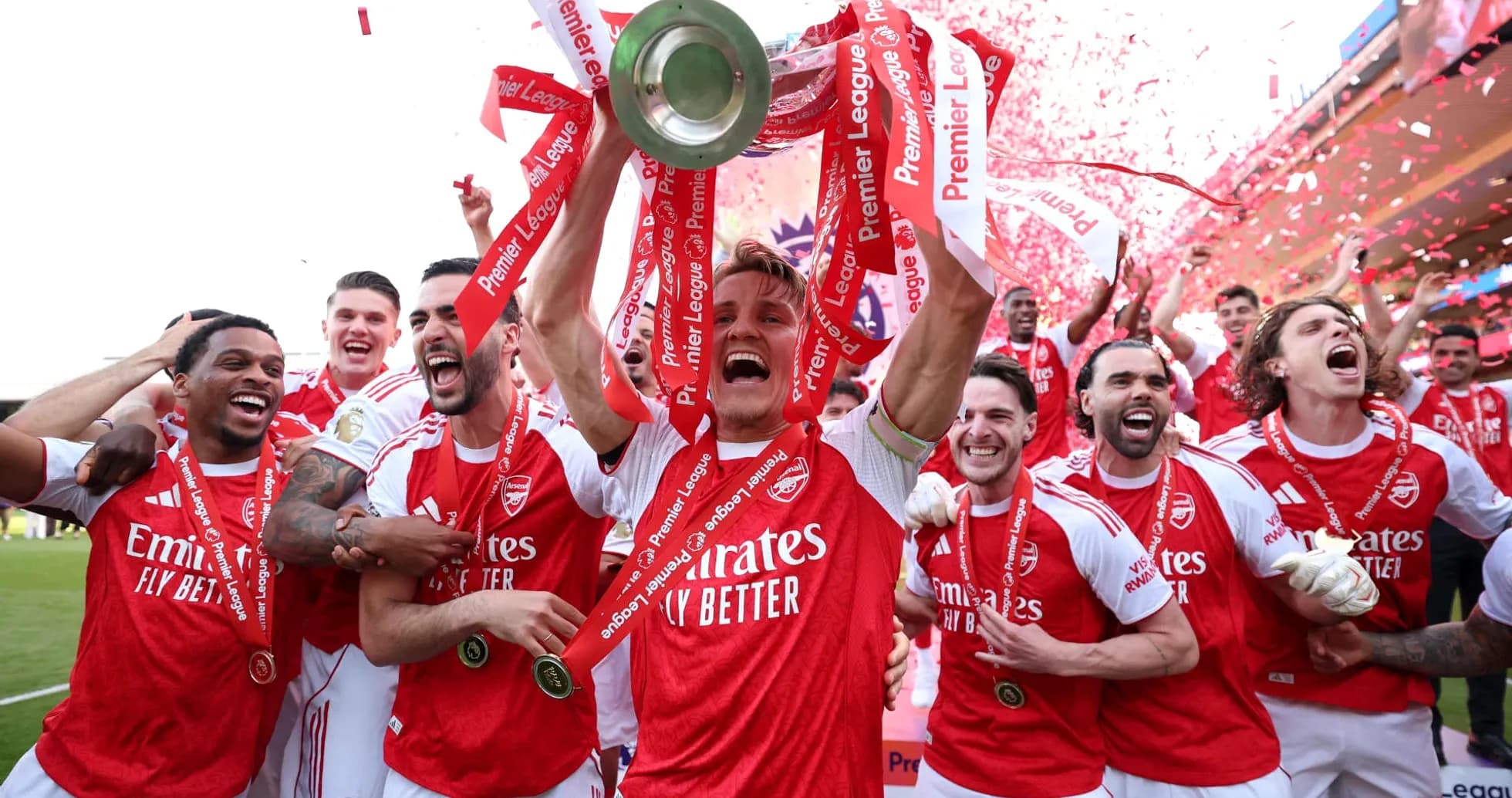 Jugadores de Arsenal celebrando con el trofeo de la Premier League