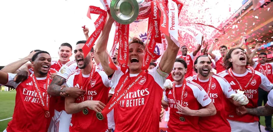 Jugadores de Arsenal celebrando con el trofeo de la Premier League
