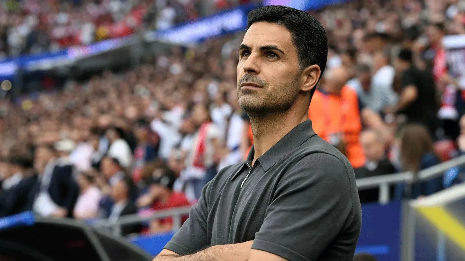 Entrenador observando el partido desde la banda