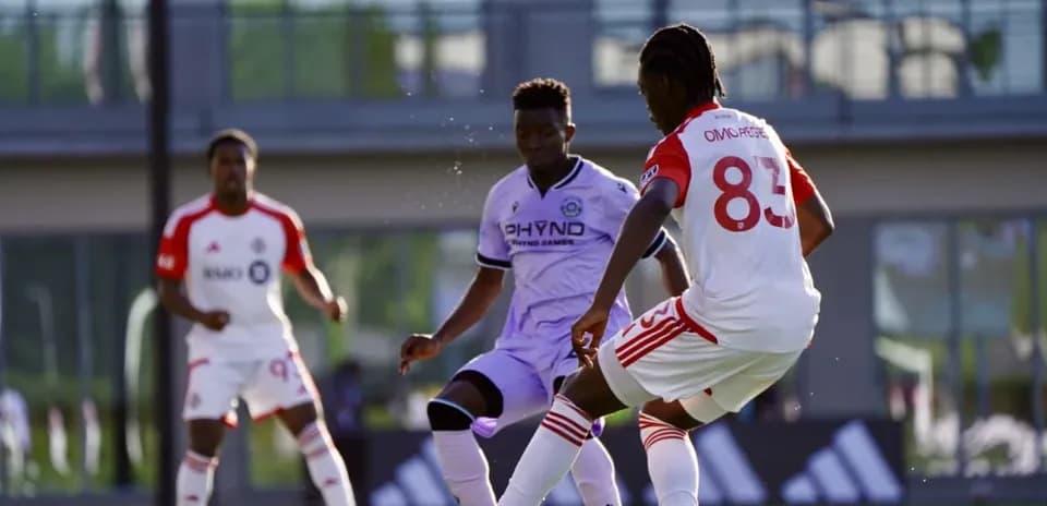 Jugadores de Connecticut FC y Toronto II en acción