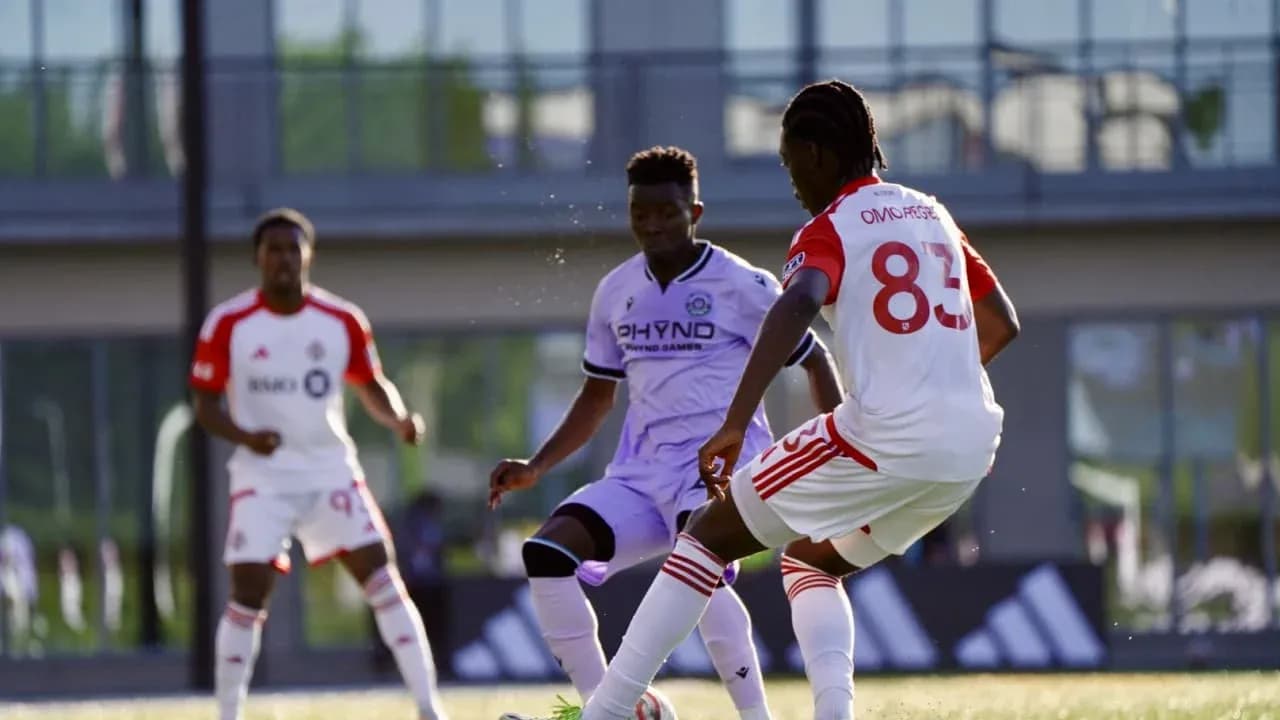 Jugadores de Connecticut FC y Toronto II en acción