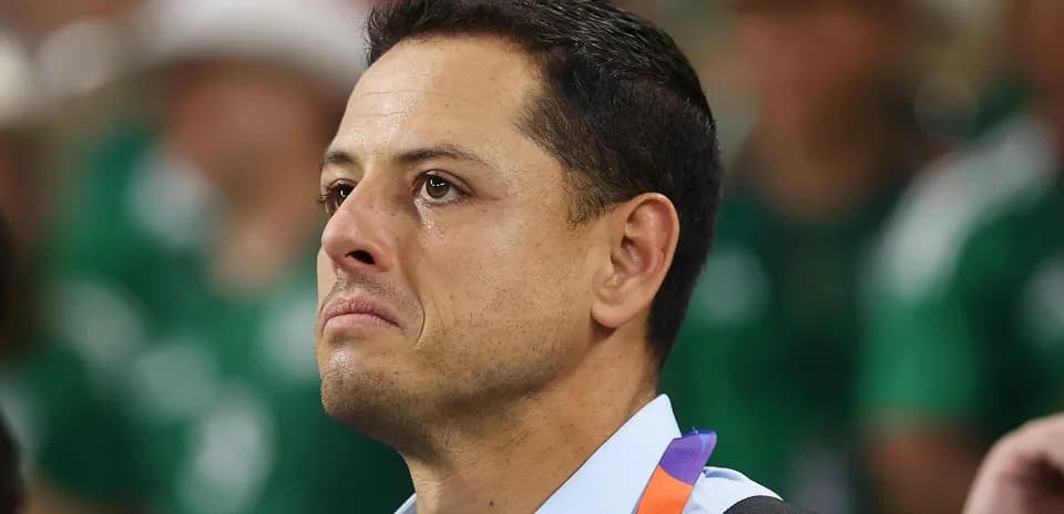 Jugador con expresión seria en evento deportivo
