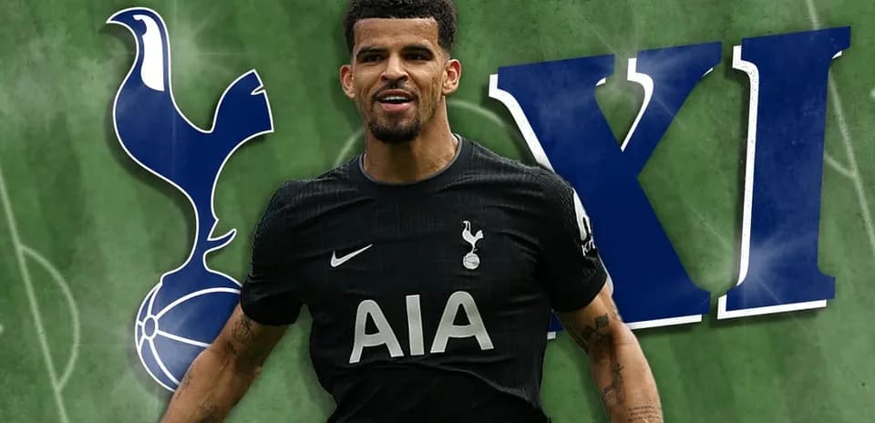 Jugador de Tottenham celebrando con el logo del equipo