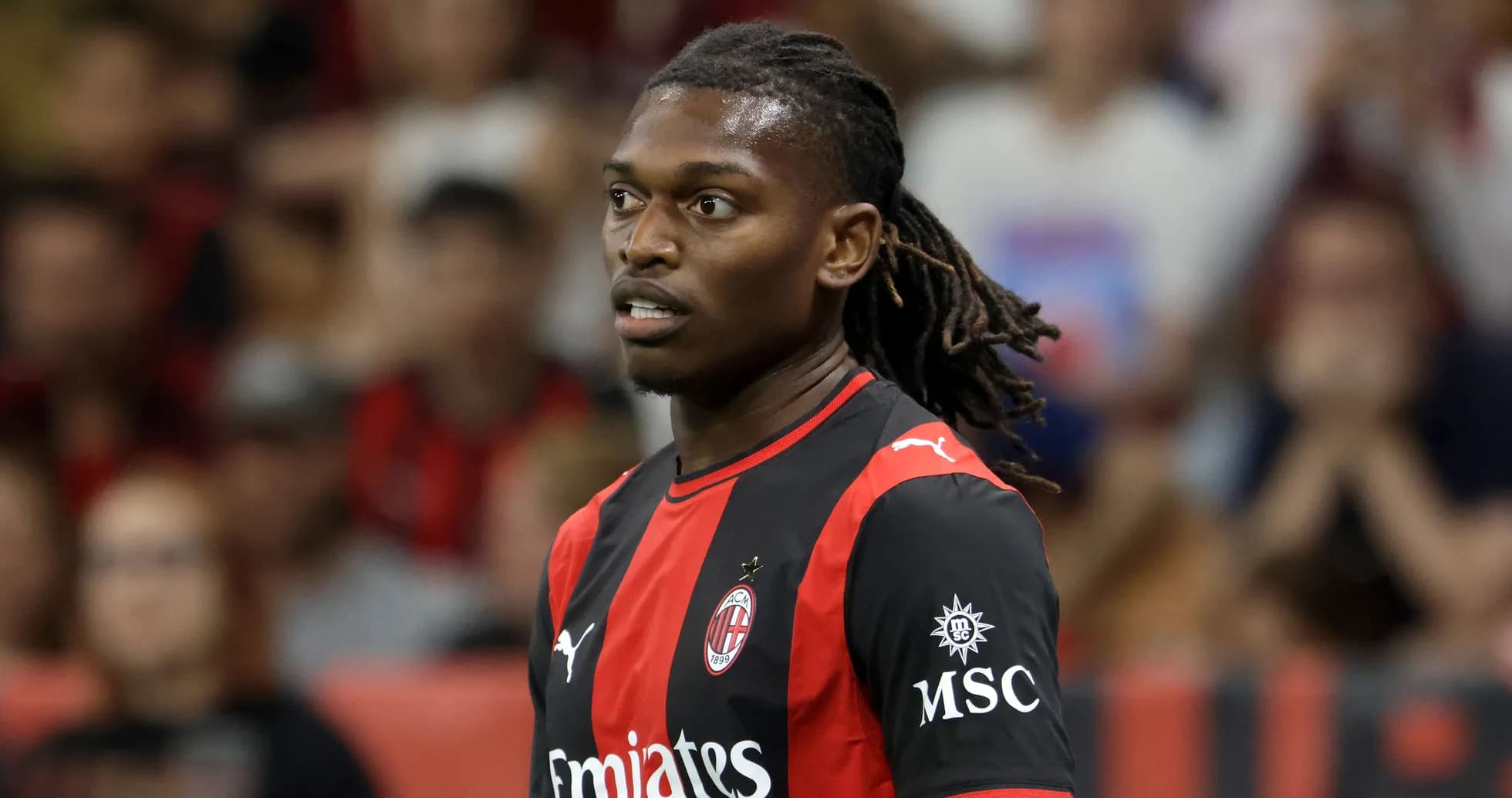 Jugador de AC Milan en el campo durante el partido
