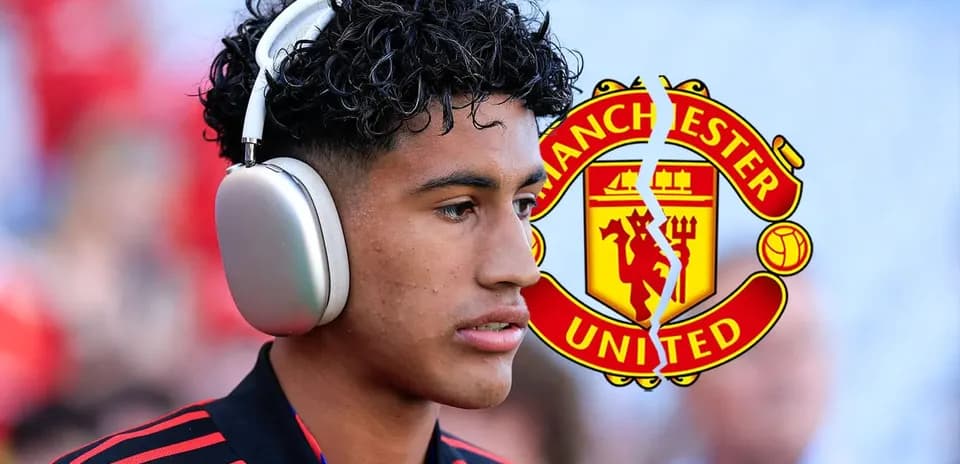 Jugador de Manchester United usando auriculares antes del partido