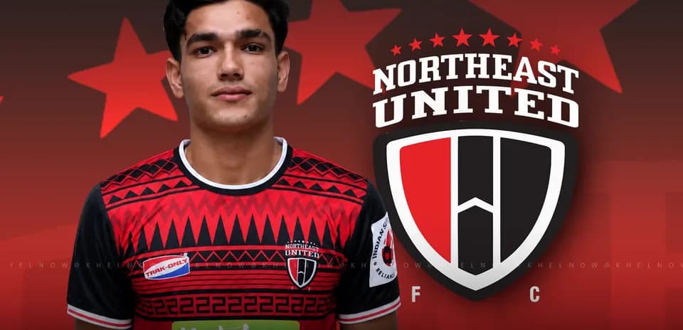 Jugador de Northeast United con camiseta del equipo