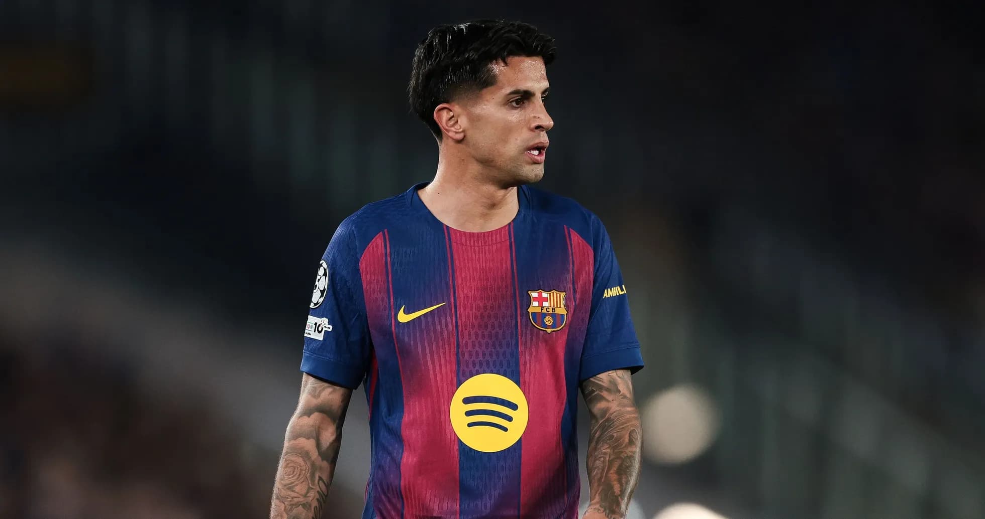Jugador de Barcelona en acción durante el partido