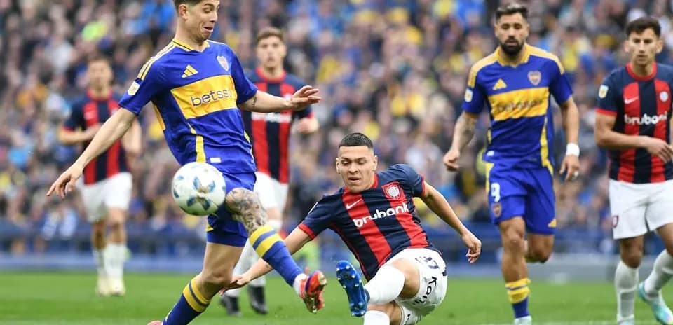 Jugador de Boca Juniors interviniendo en el partido
