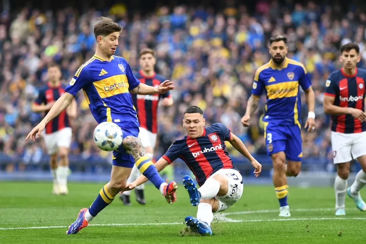 Jugador de Boca Juniors interviniendo en el partido
