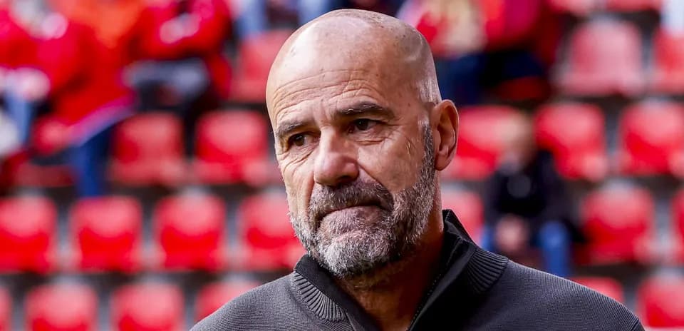 Entrenador en el campo antes del partido