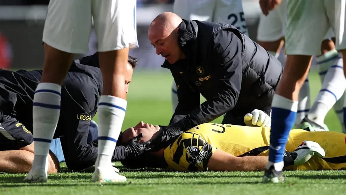 Entrenadores asistiendo a portero caído en el campo