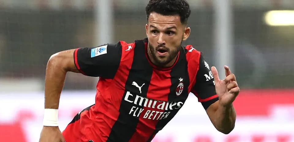 Jugador de AC Milan corriendo durante el partido