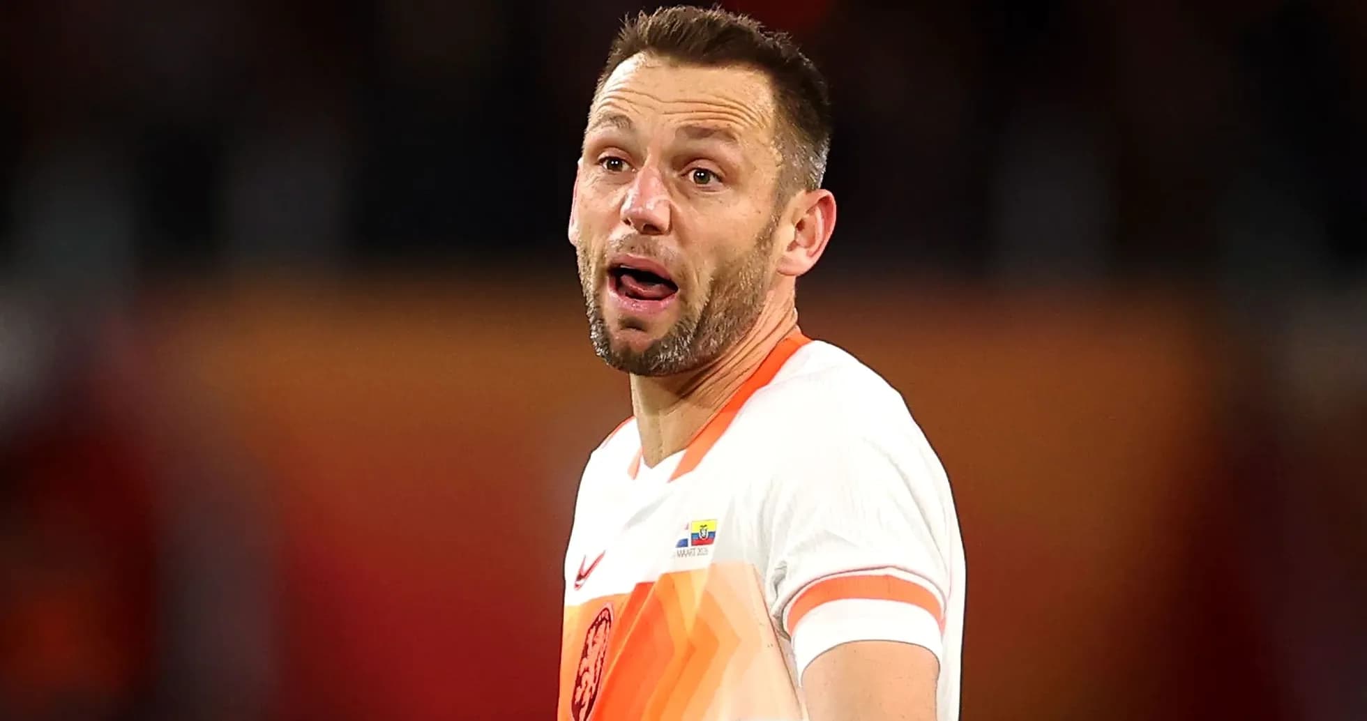 Jugador de fútbol con camiseta de los Países Bajos
