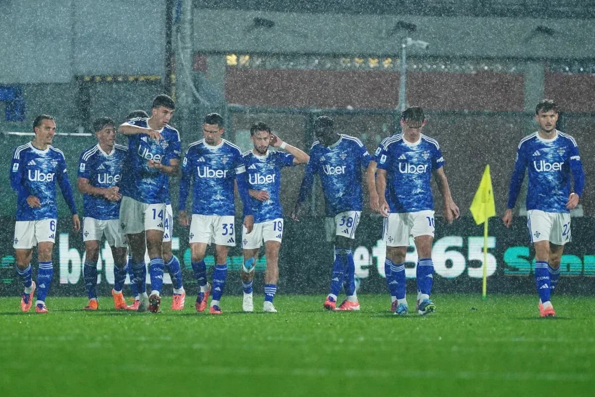Jugadores de Como en un partido lluvioso
