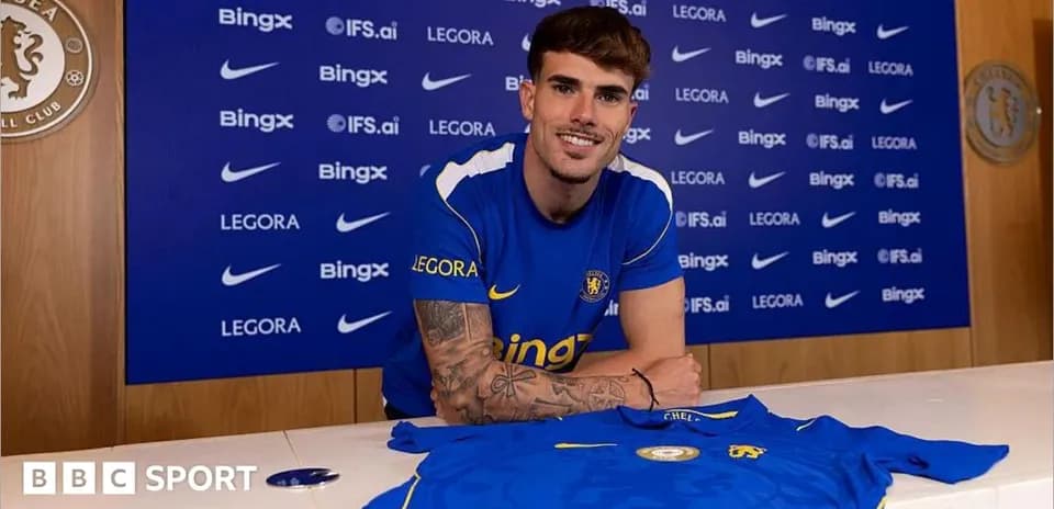Jugador posando con camiseta del Chelsea en rueda de prensa