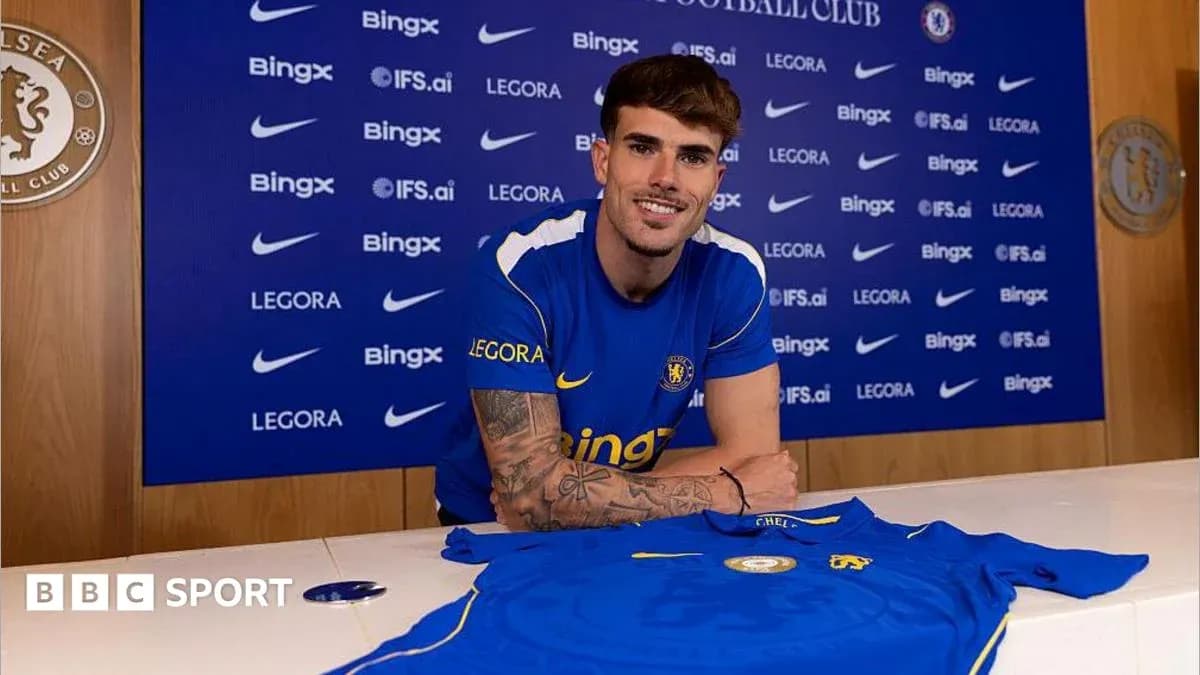 Jugador posando con camiseta del Chelsea en rueda de prensa