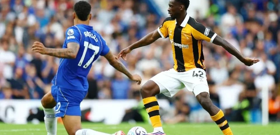 Jugador de Chelsea y Hull City en acción