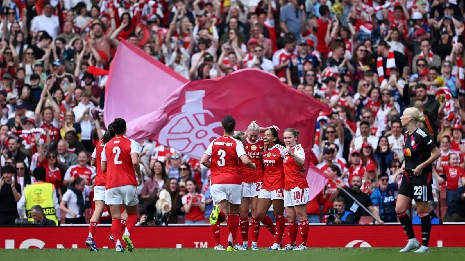 Jugadoras de Arsenal celebrando un gol con la afición