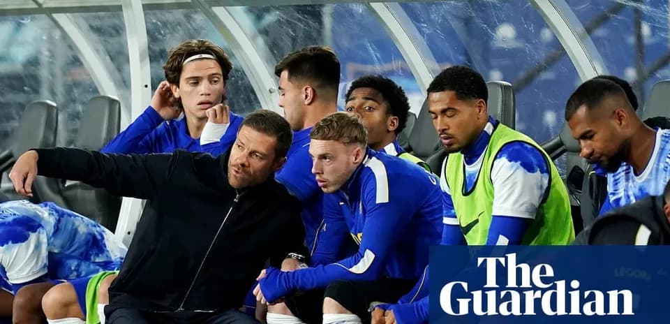 Entrenador y jugadores en el banquillo durante el partido