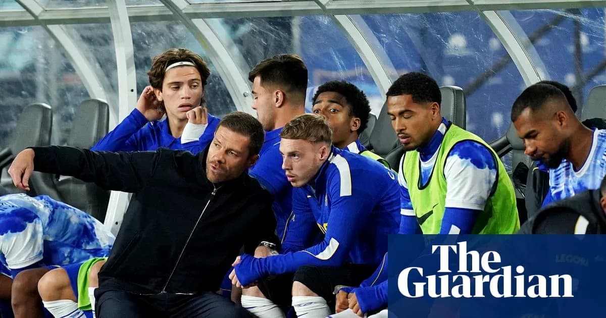 Entrenador y jugadores en el banquillo durante el partido