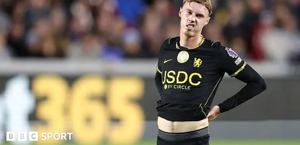 Jugador de Chelsea con la camiseta levantada durante el partido