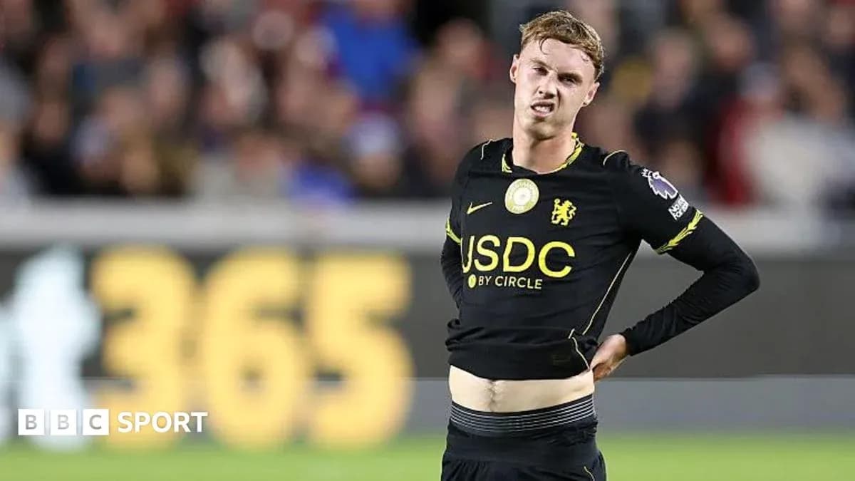 Jugador de Chelsea con la camiseta levantada durante el partido