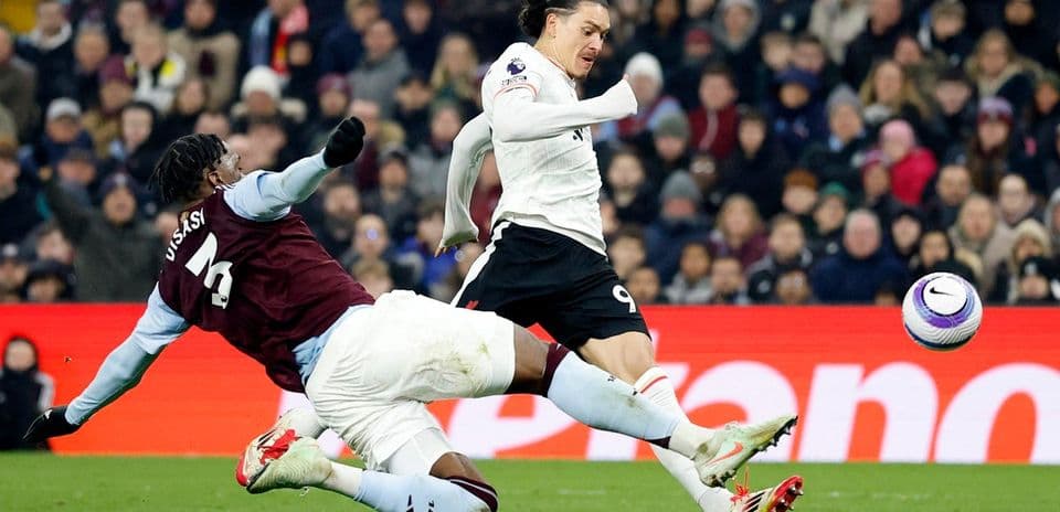 Jugador de Aston Villa intercepta a jugador de Liverpool