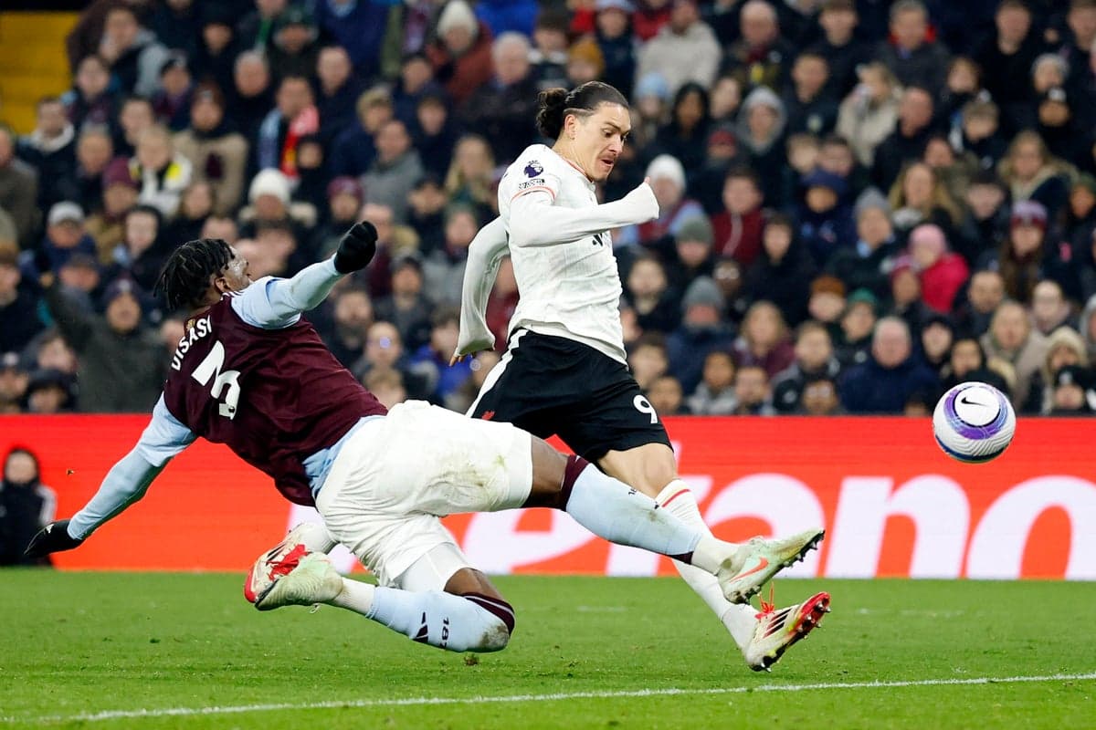 Jugador de Aston Villa intercepta a jugador de Liverpool
