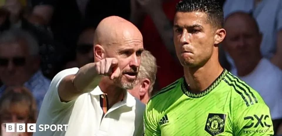 Entrenador hablando con jugador durante partido