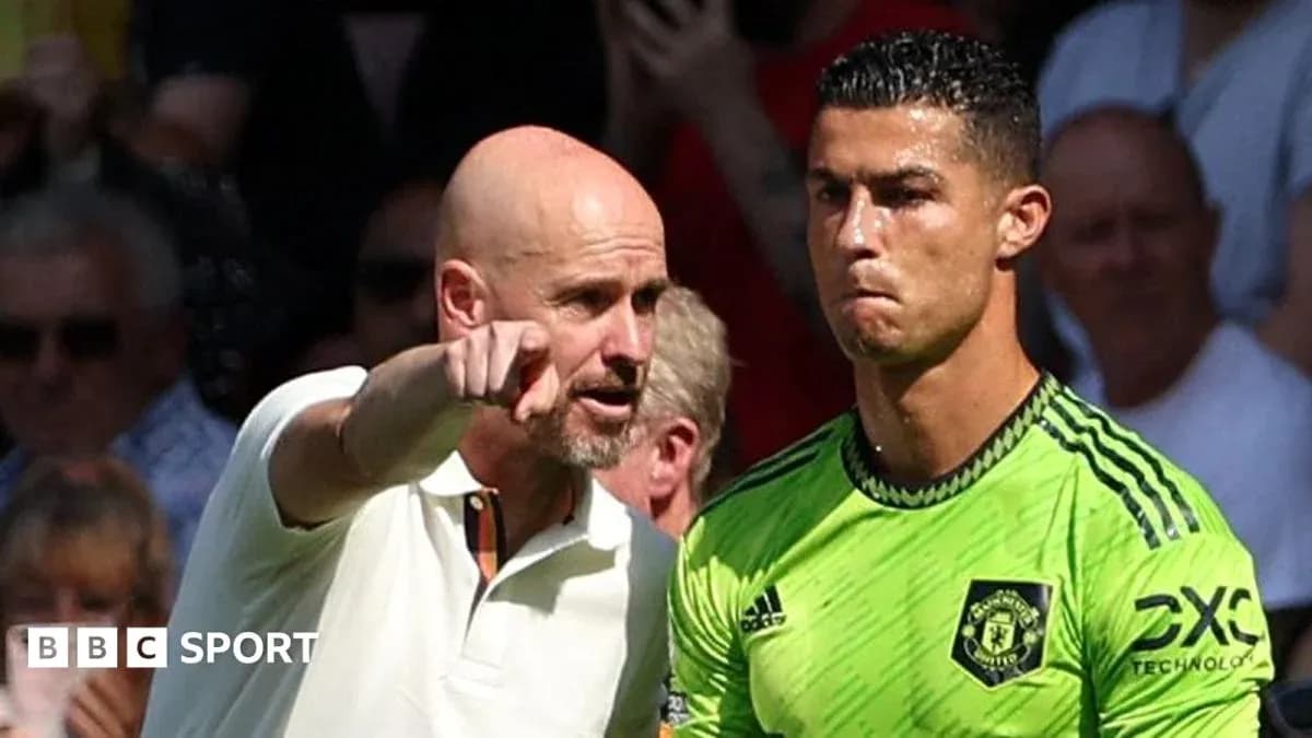 Entrenador hablando con jugador durante partido