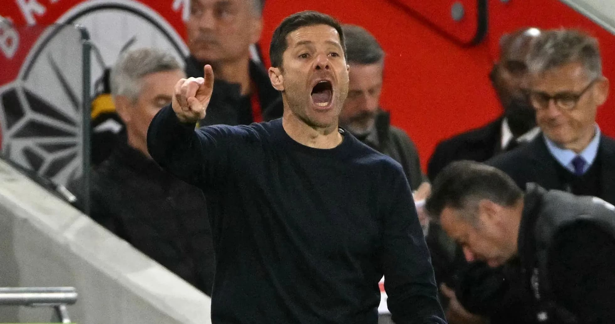 Entrenador dirigiendo a su equipo desde la banda